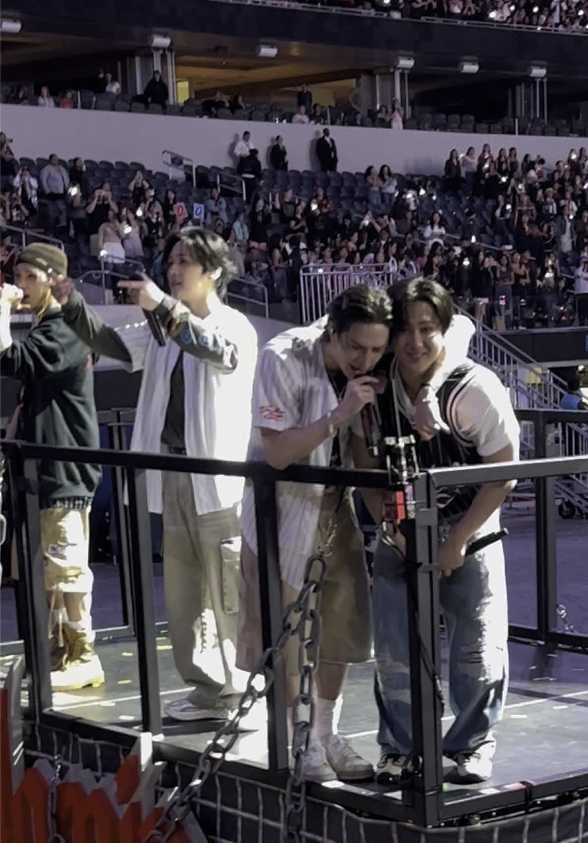 it was basically a meet and greet, if I do say so myself 😙 #straykids #sofistadium #skz #straykidsdominateworldtour #losangeles 