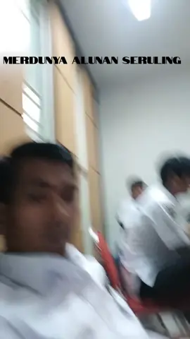 Merdunya alunan seruling, dan tawa ringan bareng teman-teman...Momen simpel bikin adem. Kadang nggak butuh banyak hal buat bahagia. #QualityTime #NgopiSantai #TemanSejati #MomenIndah #FYP #TikTokIndonesia