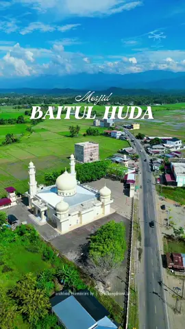 “Masjid Baitul Huda, Blang Malu ✨🤩 Bukan Sekadar Tempat Sujud, Tapi Bukti Cinta dan Kebersamaan Umat.” Dibangun sejak 2014, masjid ini berdiri kokoh di tengah Gampong Blang Malu, Pidie. Diresmikan oleh Gubernur Aceh bersama dua ulama besar, pembangunannya bukan dari proyek pemerintah, tapi hasil gotong royong masyarakat — dari yang tinggal di kampung hingga perantauan. Total biayanya tembus Rp15 miliar. Dengan kapasitas 2.000 jamaah dan 23 saf shalat, Masjid Baitul Huda kini jadi pusat aktivitas keagamaan dan sosial warga. Masjid ini adalah lambang perjuangan, doa, dan cinta umat pada agamanya. Ada yang udah pernah singgah disini ngga bosskuuu🤩🥰?? 🕌 #MasjidBaitulHuda #BlangMalu #Pidie #KebersamaanUmat #SyiarIslam #InspirasiAceh #fyp #fyppppppppppppppppppppppp #sabangdrone 