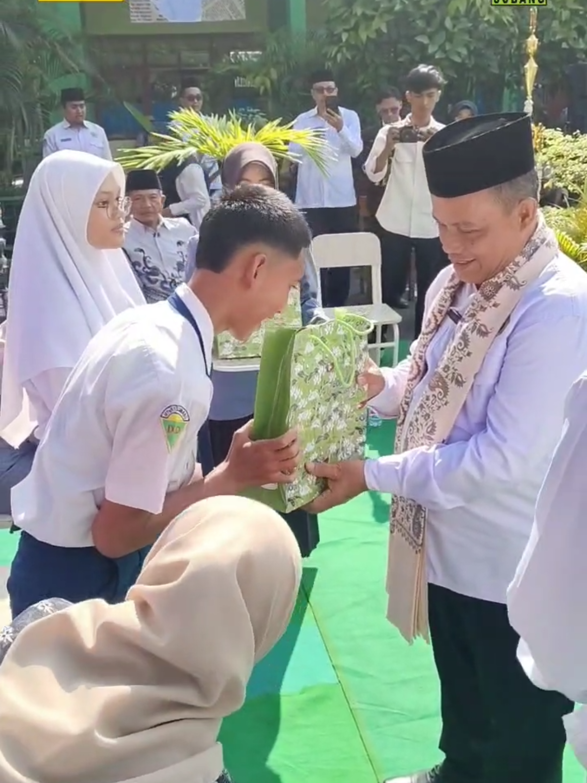 Di Awali dengan Bismillahirrahmanirrahim _ Dan di akhir dengan Alhamdulillah...  Bral anaking, sing mulus rahayu nerapkeun elmu, di ditu hidep bakal dicoba dina pangaweruh, Jung anaking, hidep diandung pangdunga. Wilujeng anaking, keur aranjeun nu bakal miang..  MTsN1Subang #MTsN1SubangBerkah #madrasahhebatbermartabat #kemenagri #kanwilkemenagjabar #balitbangdiklat #kemenagsubang