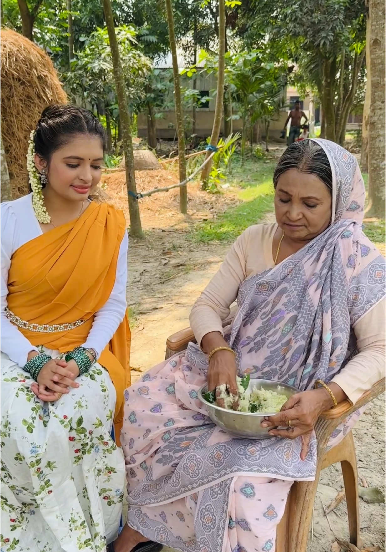 দাদিমা আমের ভর্তা বানাচ্ছে। 😋