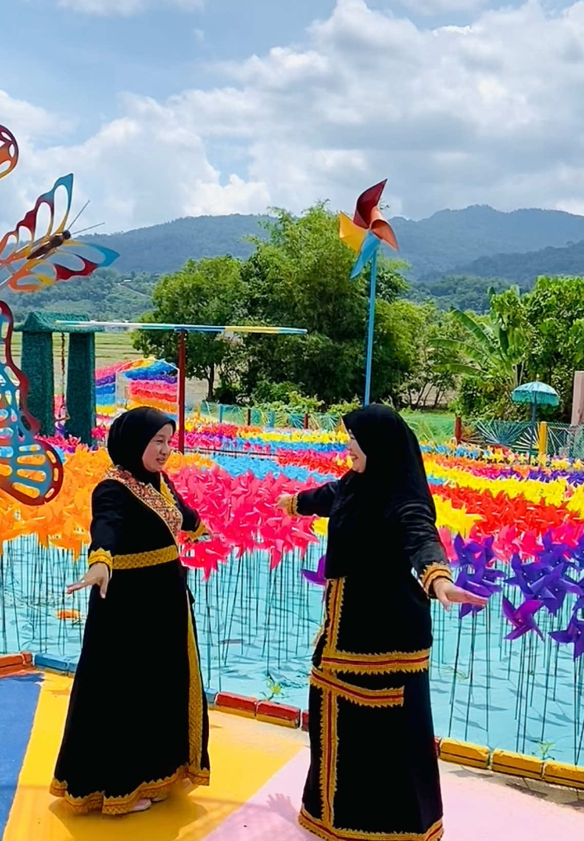 “Sis Dari Sabah Ka?” Boleh Tunjuk Tarian Sumazau Sabah “Boleh Bah Kano “😆👏✌🏻 .. Wah Cantiknyaa Pakaian Tradisional Sabah😍 Orang SABAH dah smpai ??Hampa Bila Lagi 🥰🥰 🥰 Credit to sister @JuePearl Awang  @nurpop83 besama Pakaian Tradisional Kadazan Dusun Sabah🫶🏻 #langkawi #cuticutimalaysia #tempatviral #tempatmenarik #visitkedah2025 #dewindmillslangkawi #fyp #fypシ゚viral #socmed #naturallylangkawi 
