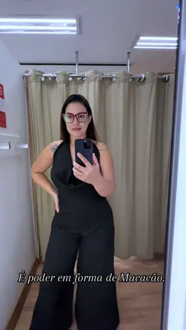 ✨ Ele veste como um sonho… e brilha como você merece. Apresento o Macacão Pantalona em Cetim com decote degagê: fluido, elegante e com aquele toque de ousadia na medida certa. Se você quer um look que marca presença sem esforço, esse é o momento de se destacar. #lookdodia #modacasual #modaautoral #modafuncional #lookpratico #macacao #cetim #lookconfortavel #lookelegante #macacaopreto #lookpoderoso #lookfashion #modafeminina #modapratica 