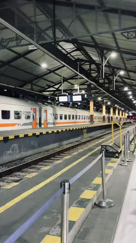 S40, S41, dan S35 KA Kahuripan #kai #kaiaccess #kereta #keretaapi #keretaapiindonesia #kakahuripan #blitar #kiaracondong #lempuyangan 