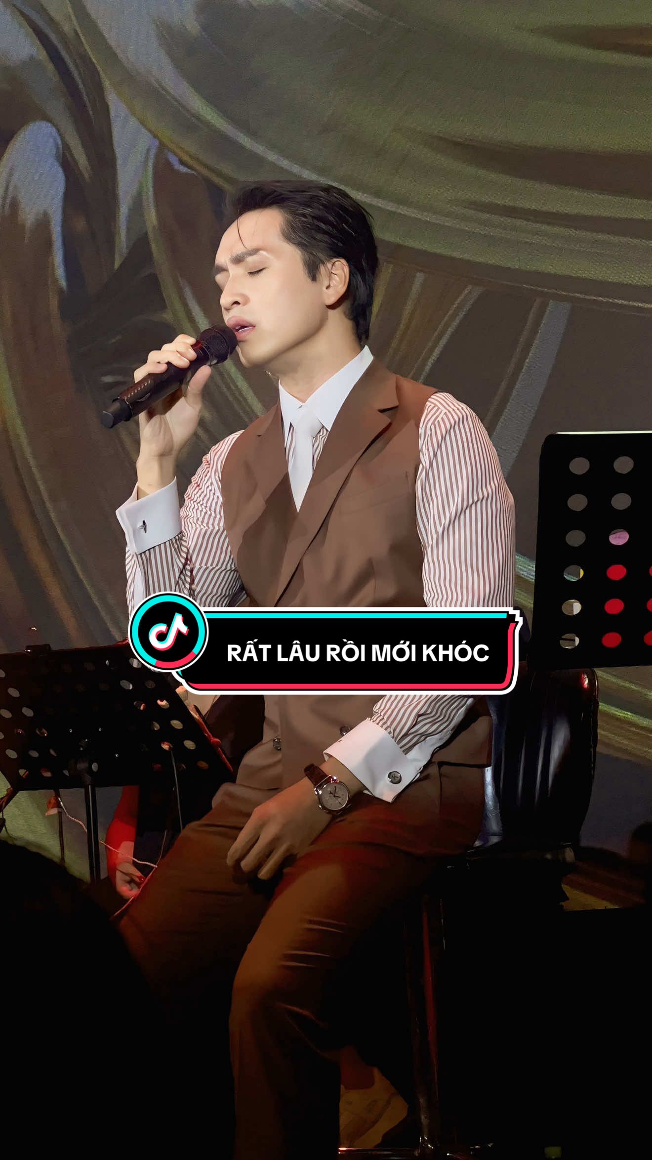 Chiều nay, mưa giông ở đâu cứ trút vào lòng... #BachCongKhanh #live #RatLauRoiMoiKhoc #minishow #cover #phongtrabenthanh #viral #foryou #giaitrimoingay #xuhuong 