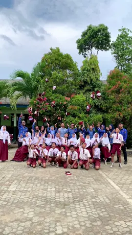 Selamat jalan nak.. 10 tahun lagi kita akan bertemu kembali disaat kalian sudah sukses menggapai cita-cita yg kalian inginkan. Teruslah berjuang untuk masa depan kalian yah!! We Love u anak-anak ku yg hebat generasi penerus bangsa❤️ kalo kangen main ke sekolah ya🤪#fyp #guru #gurumurid #gurusd #gurutiktok #gurukreatif #perpisahan 