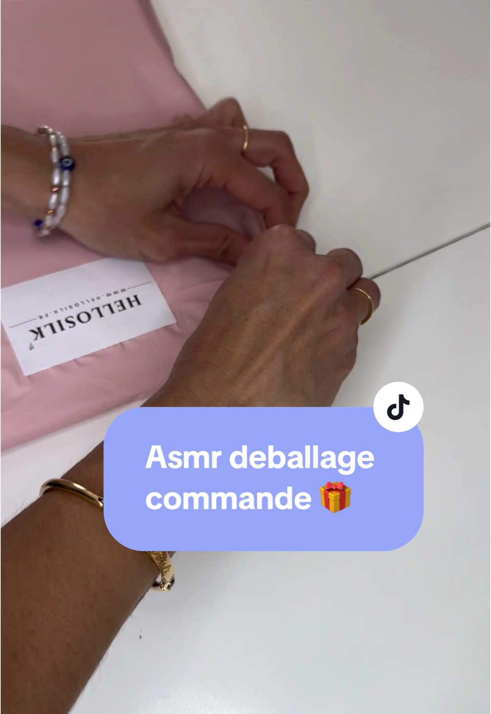 Et si on déballé ensemble une commande? Qu’est-ce qui se trouve à l’intérieur ?? tu as trouvé ? Hellosilk.fr #hellosilk #commande #asmrsounds #asmrvideo #asmr #asmrcommande #soie #soiedemurier 