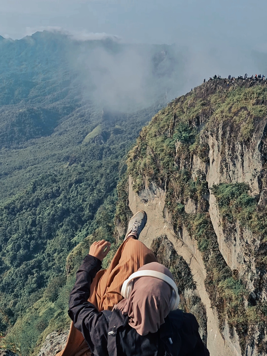 oleng dikit tinggal nama🫣#hijabtraveller #ootdhijab #pendakigunung #pendakicantik #gajahmungkur #gunung #sukoharjo 