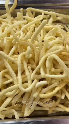 Stik bawang super renyah banget, cobain yuk #stikbawang #stiktapioka #kuelebaran #kuekering #makananviral #jajananviral 