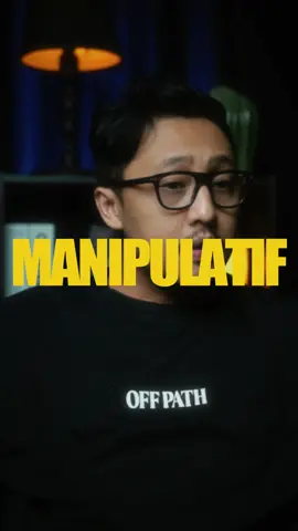 Lo gak dihajar depan muka. Tapi dibunuh pelan-pelan lewat cerita.