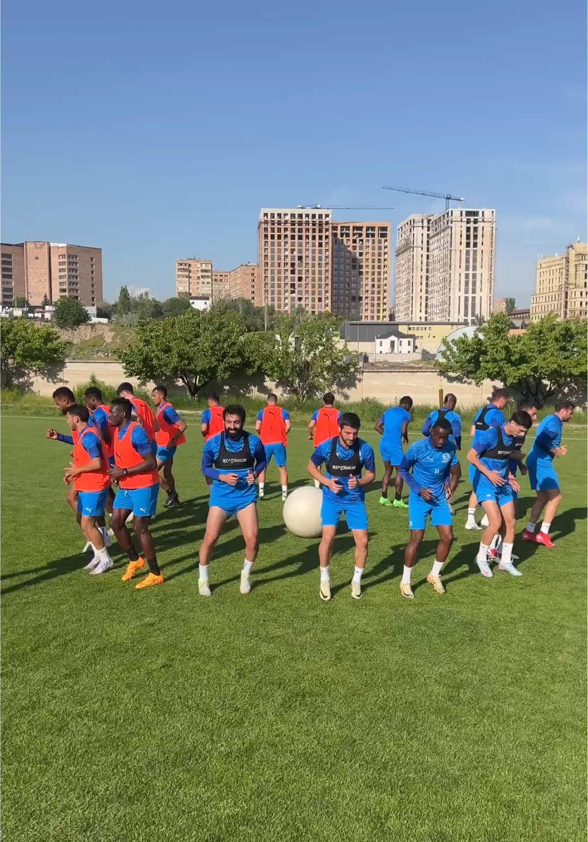 ⚽️ 𝗙𝗨𝗡𝗡𝗬 𝗚𝗔𝗠𝗘 ⚽️ #warmup #soccertraining #footballtraining #funnygame #sport #sports 