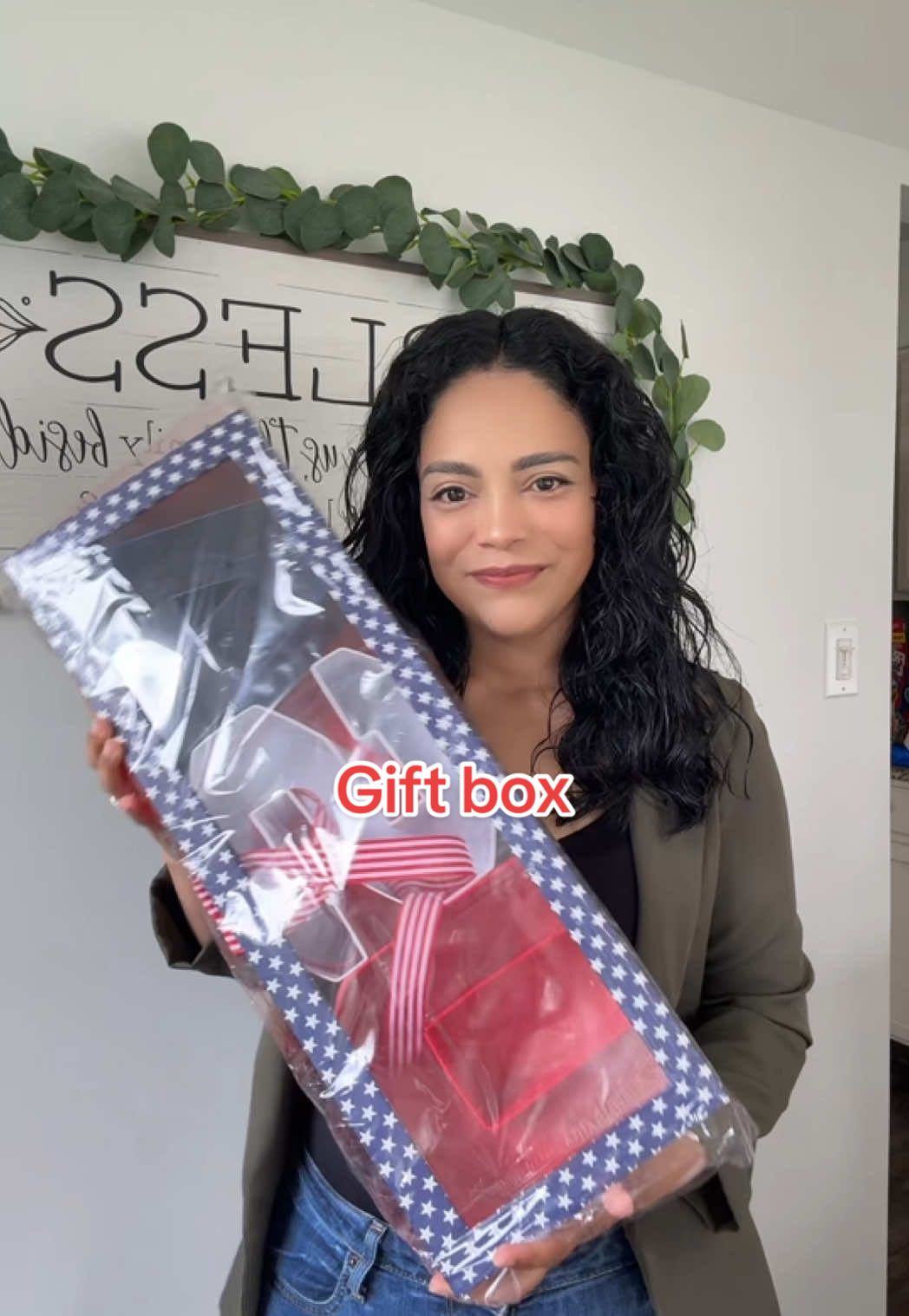Flower Gift Box with Removable Letters & Plastic @UnikPackaging #giftbox #4july #independenceday #usa #florist #floristas 