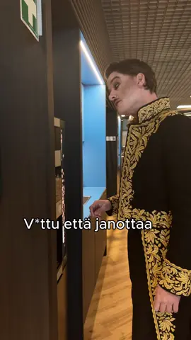 Kun työpäivä vaatii vähän vahvempaa kahvia! 🍷🧛‍♂️