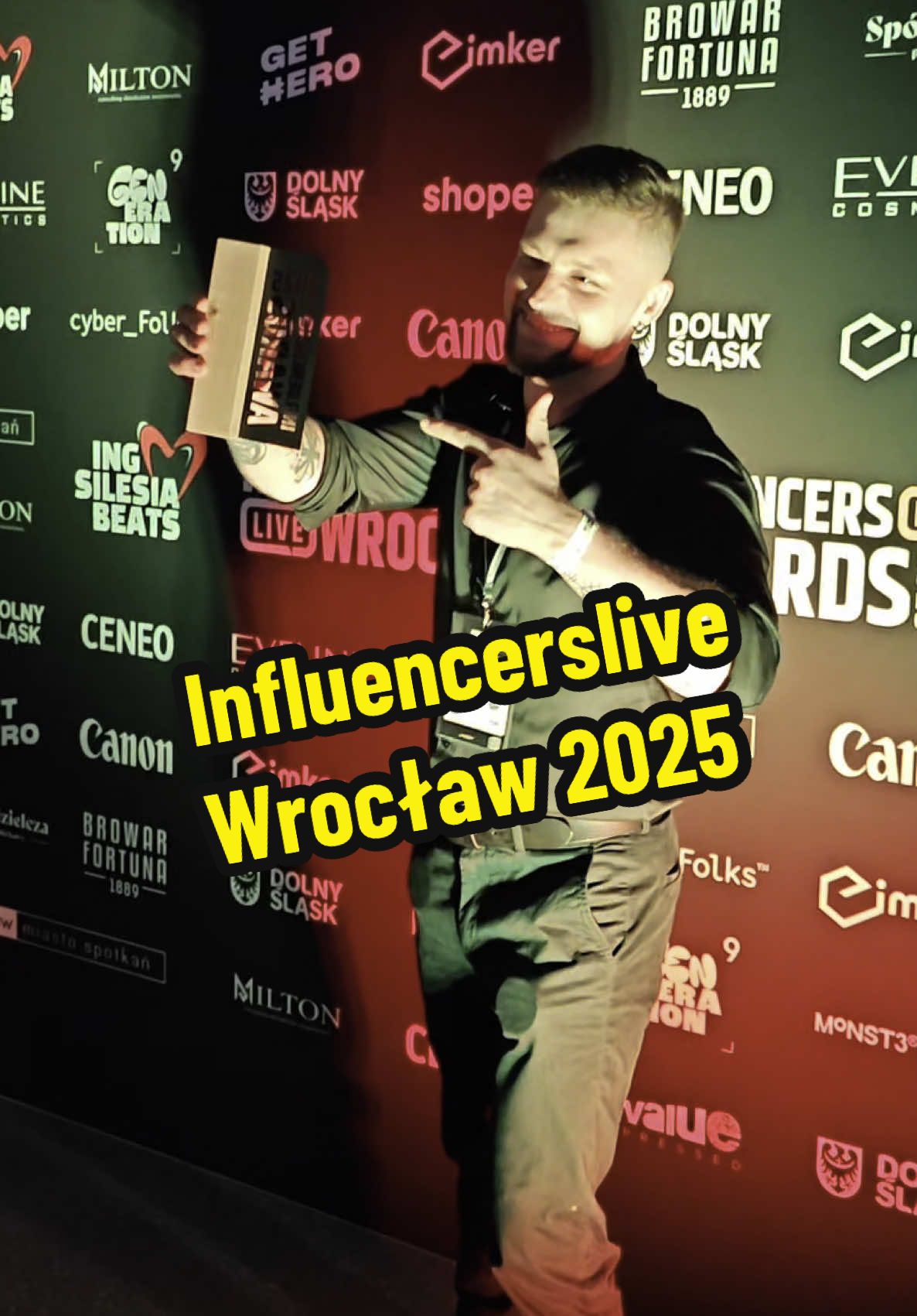 🎉 STAŁO SIĘ! 🎉 Wciąż nie wierzę, ale… wygrałem nagrodę na Influencers Live Wrocław 2025 w kategorii Cook & Food! 😱🥳 To dla mnie OGROMNE wyróżnienie i potwierdzenie, że warto było spędzić te wszystkie godziny w kuchni – z przypaloną patelnią, sosem na czole i kamerą opartą o pudełko po płatkach. 📹🥣 Ale najważniejsze: TO WASZA NAGRODA TAK SAMO JAK MOJA! ❤️ Dziękuję każdemu z Was, kto codziennie ogląda, komentuje, zapisuje i gotuje moje przepisy (albo chociaż udaje, że gotuje, żeby nie było mi przykro 😅). Bez Was dalej bym siedział w kuchni, gadał do sosu i zastanawiał się, czy ktoś w ogóle to ogląda. Dziękuję za to, że jesteście. Gotujemy dalej! 🔥 @nathallae - nie wyobrażam sobie nikogo, od kogo ta nagroda cieszyła by mnie bardziej🤩 @bartczak_pajong - jedziemy dalej!! 💪 @foodszaki @amadeusz_braksator - najszczersze gratulacje!! @rokmates dziękuję za profesionalną współprace. @influencerslivewroclaw gratuluję pięknej organizacji wydarzenia i do zobaczenia za rok!! #influenserslivewrocław #zwycięstwo #nagroda #jedzenie #zapójczopyszne #mniam #gotowanie #influencer 