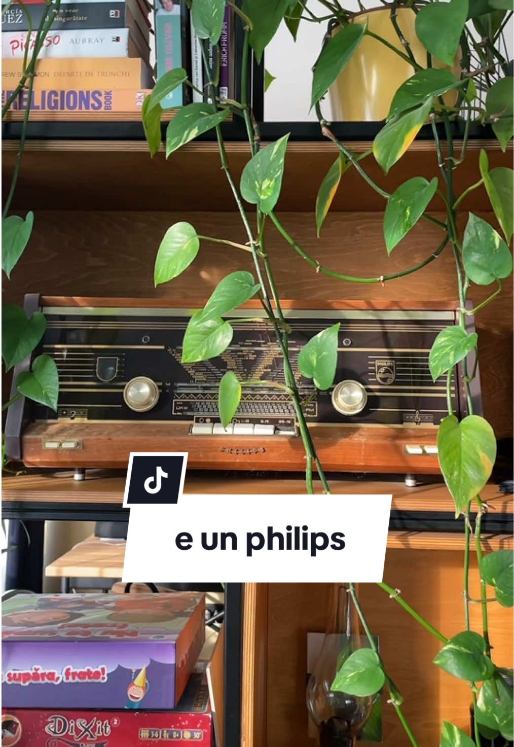Replying to @sm.amp da, da. E un philips care e în familie de foarte mulți ani și care, din fericire, funcționează încă. #vintage #radio #philips #memories #family 