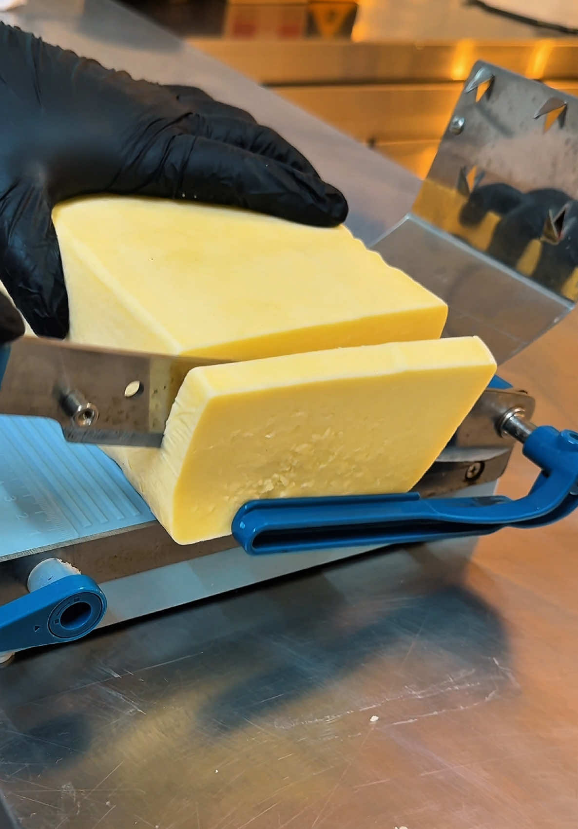 Como funciona a PRODUÇÃO DE QUEIJO COALHO de uma Hamburgueria Profissional.. Você achou. que tudo era feito na mão? Ou sabia que na Turco era assim? Conta pra mim.. #cortadordequeijo #fatiadordequeijo #guilhotinadequeijo #facadequeijo #fatiadequeijo #fatiadequeijoderretido #queijocoalho #queijocoalhofatiado #queijocoalhochapeado #queijocoalhocommel #queijocoalhocommelaço #queijocoalhocomoregano #queijocoalhonoburger #burgercomqueijocoalho 