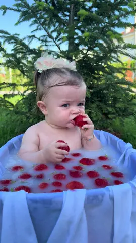 Andrra dipped in strawberry milk 🍓🍼 – the sweetest recipe life ever made. Tregu Frutat 🍓 #strawberry #milk #andrra #peje #kosova #arab #ArabTikTok #turkey #babylove #kidsoftiktok #foryoupage #beautiful #strawberryphotoshoot #babiesoftiktok 