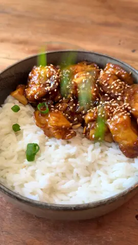 Poulet caramélisé miel & sauce soja Ingrédients pour 2 : 2 blancs de poulet, maïzena, farine, eau froide , fleur de sel, paprika, graines de sésame, huile de friture Sauce : 6-7 CS sauce soja (voir plus), 3 CS huile de sésame, 2 CS de miel, 2 CS, sucre, 1 gousse de ail, morceaux de gingembre frais, piment frais, 1/2 jus de citron vert. Topping : ciboule, piment frais, jus de citron vert Recette : - coupe ton poulet en cubes.  - Dans un saladier ajoute la farine, maïzena, fleur de sel, paprika. Ajoute l’eau petit à petit en fouettant (texture épaisse mais pas liquide)  - Ajoute le poulet et réserve. - Pour la sauce : mélange tous les ingrédients. - Dans une sauteuse fais frire le poulet. Retire les. Nettoie ta sauteuse. - Ajoute un peu d’huile, la sauce et laisse caraméliser. - Éteint de feu, ajoute le poulet, graines de sésame, mélange et rallume le feu.  - Tu peux servir avec du riz et régale toi ! (Ajoute du jus de citron vert sur le poulet c’est encore meilleur)  #recette #FoodTok #tiktokfood #poulet #chicken #miel #saucesoja #caramel #caramelisé #food 