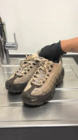 🔊 SOUND ON 🔊 Clean up on these real dirty Air Max 95’s 👟 #asmr #soundon #sneakers 