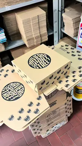 ¡Tu marca merece una presentación a la altura! 📦✨ Así se ve el poder del cartón bien personalizado 💥 Esta es la caja en cartón microcorrugado referencia Eco Grande, diseñada especialmente para Naviera Sport Street, con impresión a una tinta en tono negro que resalta su estilo urbano y auténtico. Creamos 100 unidades con el sello único de su marca, listas para impactar desde el primer contacto. Porque en La Fábrica de Cajas Bogotá no solo hacemos empaques, creamos experiencias visuales para tu producto. 📢  ¿Quieres una caja como esta? Escríbenos y personaliza la tuya con la identidad de tu marca. 🛠️ Cotiza hoy mismo con La Fábrica de Cajas Bogotá. ⚠️ Cajas no incluyen el valor del envío  📱 WhatsApp 3107593106 📍Punto físico, Carrera 24 N. 1h - 53 🚚 Envíos a toda Colombia  📦 Somos fabricantes #EmpaquesPersonalizados #PackagingColombia #Cajas #Microcorrugado #EcoGrande #LaFábricaDeCajas #ImpresiónPersonalizada #Cajaspersonalizadas #Cajaspararopa 