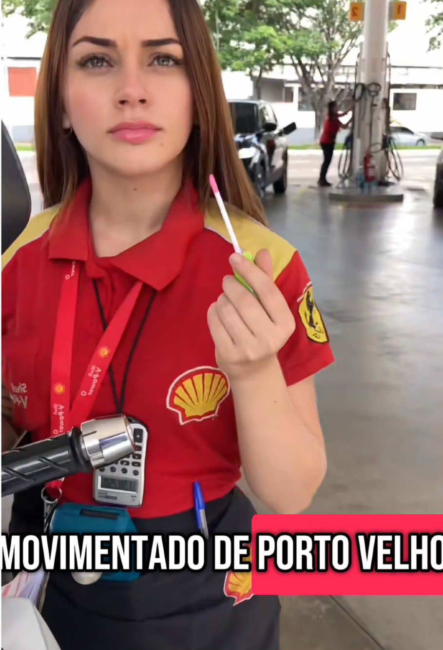 Essa é Ana, a frentista mais carismática do Brasil. #linda #ruiva #frentista #postodegasolina #rotinadetrabalho #carros #caminhao #motos #carisma 