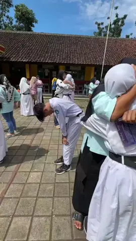 saat yg lain sudah dipelukan ibunya. dia menangis dan tertunduk lemas seakan tau ibunya menangis enggan mendekati karena kabar buruk. maafkan gurumu ini nak, tidak banyak hal yang bisa dibuat. hanya beragam cara mendidik agar kamu siap jd orang yang hebat #kelulusan #kelulusan2025 