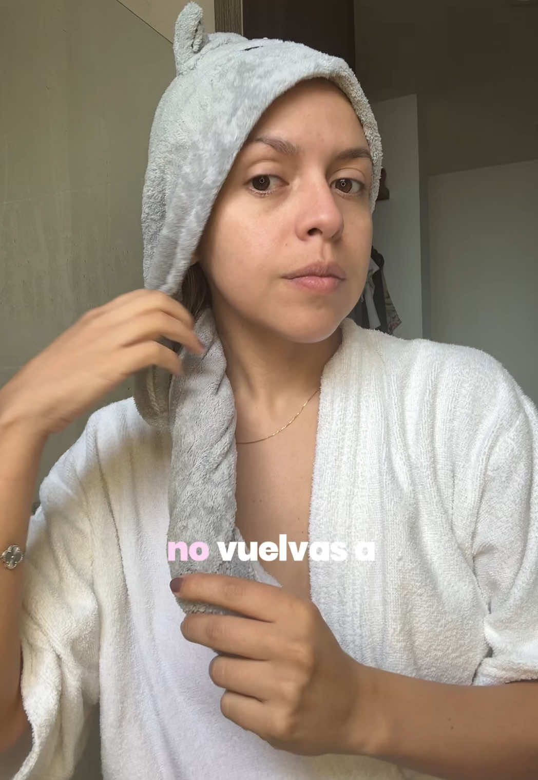 ✨SOLO cambiando la toalla, por una de microfibra y controlarás el frizz y evitarás que las puntas se abran! 🩷 pero PORFAVOR úsala bien!  #cuidadodelcabello #secretodebelleza #cabellosaludable #controlarelfrizz  #creatorsearchinsights 