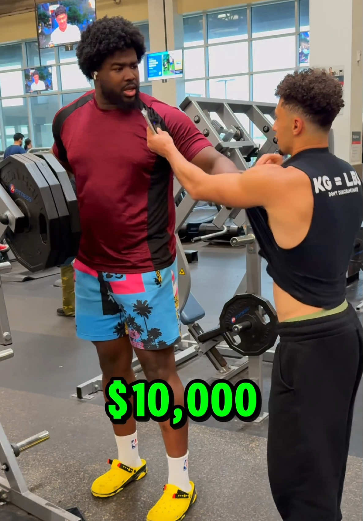 Can this little 7 footer beat me for $10,000💪🏽⁉️ @Dah_christ🦍🛸  #benchpress #challenge #Fitness #fitnesschallenge #viral #trending #gym #winmoney #mrbeast #rage #bodybuilder  