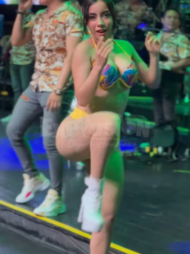@Fla @Explosión de Iquitos - Oficial #bailarina #IquitosPerú #Show 