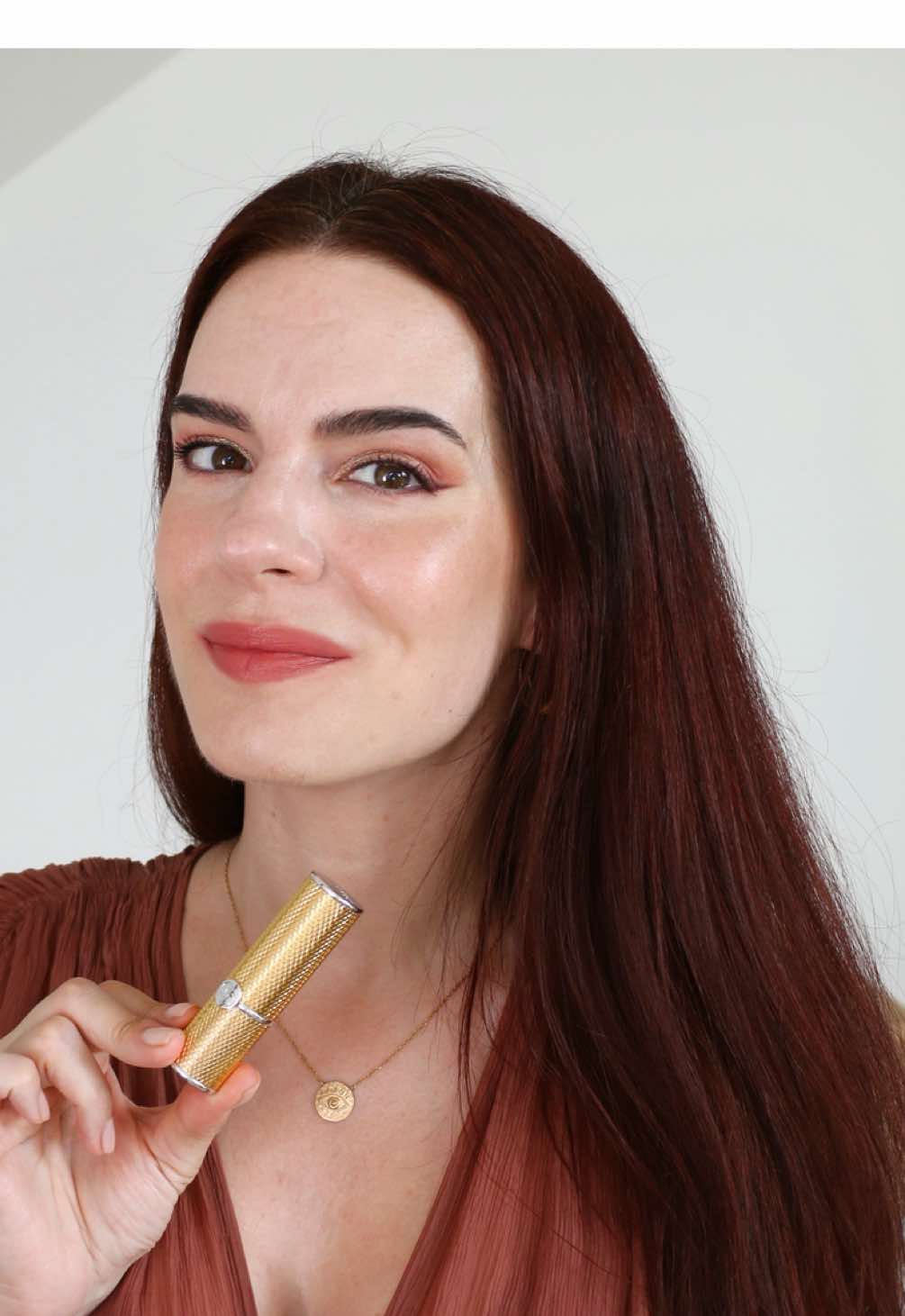 Je voulais vous présenter aujourd’hui les nouveaux Rouge Opulent de By Terry, de petites merveilles qui se sont vites imposées comme des coups de coeur ! 💄 Une formule vegan révolutionnaire infusée d’extrait de rubis et d’un complexe 50 peptides pour transformer vos lèvres. 💄 24h d’hydratation et confort, tenue longue durée et résistante aux bavures.  💄 Rouge à lèvres rechargeable et proposés en 12 teintes. - Collaboration commerciale / Produits offerts - @ByTerryOfficial  #ByTerry #RougeOpulent