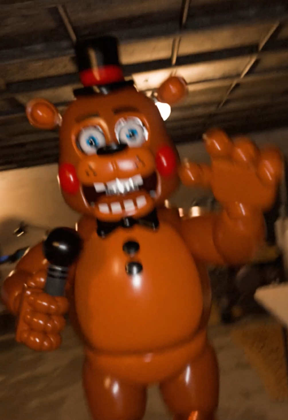 WE’RE HIDING FROM HIM RN #fnaf #scary #vfx 