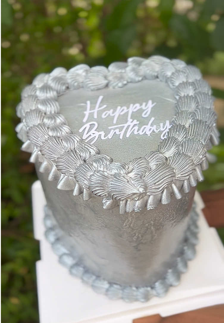 Silver cake #metalliccake 🥈 saveur tout chocolat 🍫 #heartcake #guadeloupe 