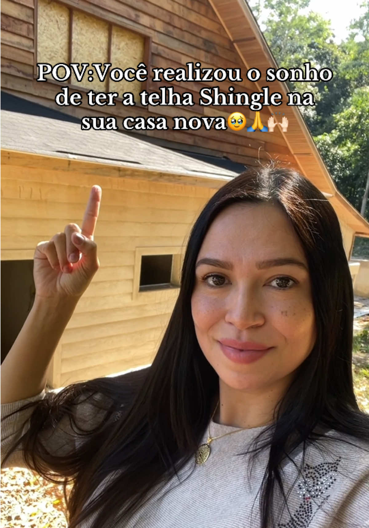 Realizamos o sonho de ter a telha Shingle em nossa casa nova🥹🙏🙌🏻 Deus nos prova que somos pequenos diante da eu grandiosa generosidade 🥹 Se você sonha com algo que parece impossível,coloque nas mãos dEle e confie!!Que Ele providenciará 🙏🙌🏻 Gratidão,senhor🙏🙏🙏🥹🥹🥹 #casadefazenda #farmhouse #farmlife #farm #farming #farmer #telhadoshingle #shingles 