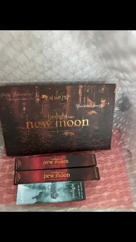 Surprising my daughter with a new moon makeup palette and some lippies from twilight by colourpop. I think she loved them 🤪🤪 #twilight #newmoon #bellawherethehellhaveyoubeenloca #octnovdec #wolforvampire #thecullens 
