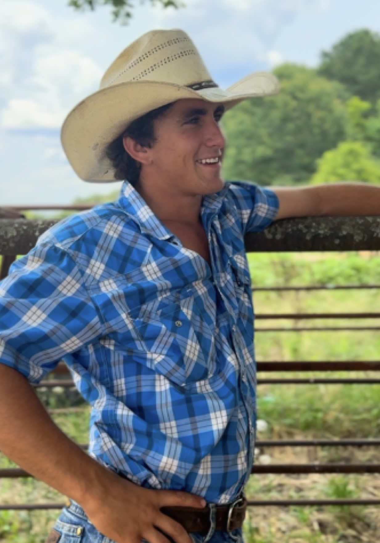 Meet Brad!! The boss😎😎 #fyp #foryou #foryoupage #viral #blowthisup #garnerfarms #Lifestyle #family #garnerboys #farm 