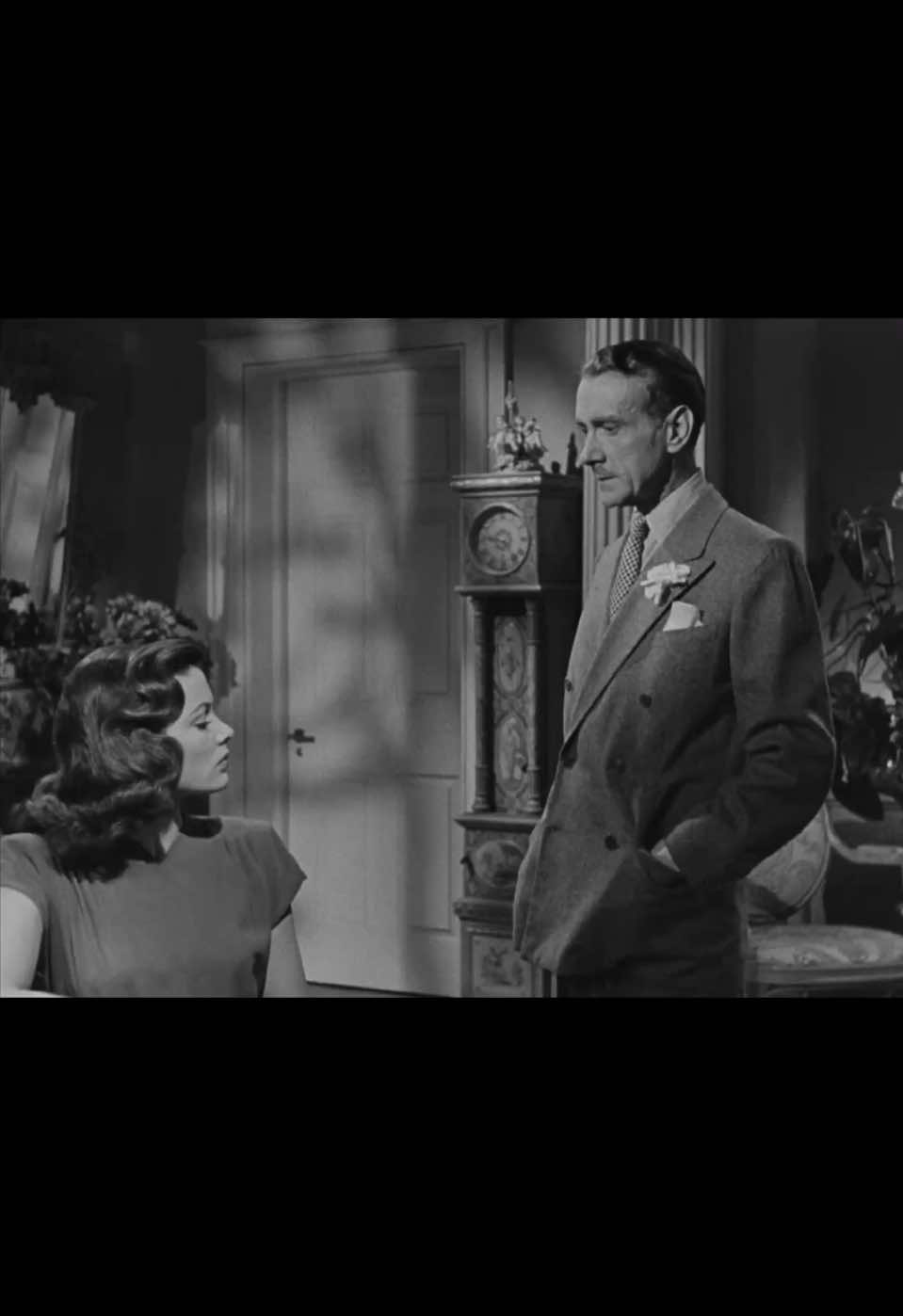 Laura (1944)  #ottopreminger #genetierney #cliftonwebb #laura1944 #films #film #cinema #fyp #سينما #افلام #filmnoir 