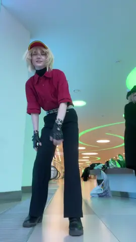 подглядывает 