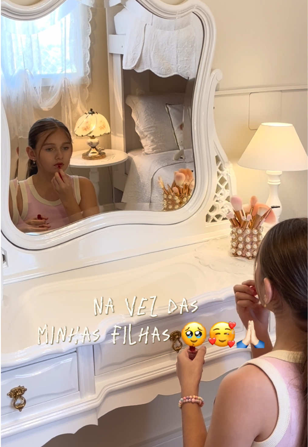 Acredito que a maioria das meninas já sonharam em ter uma penteadeira igual daquelas princesas de filme.. pelo menos já foi o meu sonho! E hj fico feliz em realizar nas minhas filhas.. elas amaram o presente, e eu vou usufruir tbm! 🤭😂😂 @meusmoveisantigos_ .. fizeram tudo pra realizar esse sonho possível! Ficou lindíssima , da cor q pedi.. amamos de mais! Super recomendo! 😍🥰 #penteadeira #penteadeiraprovençal #umsonho #quartodemeninas