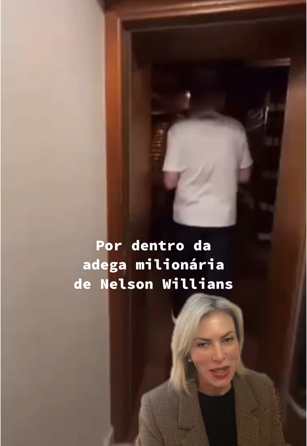 Por dentro da adega milionária de Nelson Willians.@Nelson Wilians  Imagina ser esquecida por uma tarde inteira nessa adega… São mais de 400 garrafas de Château Pétrus, incluindo uma vertical completa desde 1939 até hoje. Só isso foi estimado em mais de  Dez milhões de reais. Eu confesso: tentei achar um erro de conservação. Mas tá tudo lá: garrafas deitadas, luz controlada, ambiente climatizado… Zero defeitos.  E tem também mais de 150 garrafas de Cristal. Acha exagero? Pode guardar por 30, 40 anos fácil. Tem garrafa ali que vai durar mais que alguns casamentos. Moral da história? Se um dia eu sumir… Pode procurar em uma adega assim! 