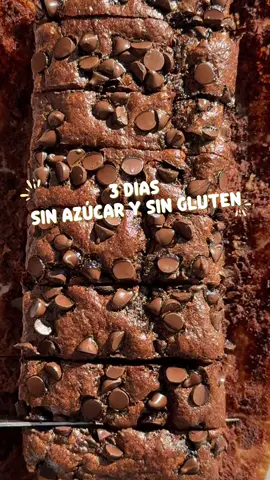 3 días sin azúcar y sin gluten. Hoy: budín chocolatoso 😮‍💨 Para no perderte los próximos videos de esta nueva serie, dale like, comenta o comparti el video 🙌🏻 Ingredientes: 2 bananas grandes y bien maduras (300 g en total) 3 huevos 2 cdas de mantequilla de maní (30g) 1/3 taza de cacao amargo (30g) 1/3 tazs de leche en polvo descremada (40 g) Stevia a gusto. Esencia de vainilla 2 cditas de polvo para hornear. Chips de chocolate 30 g Horno 180 grados 30 min aprox. Conservar en la heladera o freezer. #recetassaludables #recetasfaciles #singluten #sinazucar #sintacc #postressaludables #budindechocolate #antiinflamatorio 