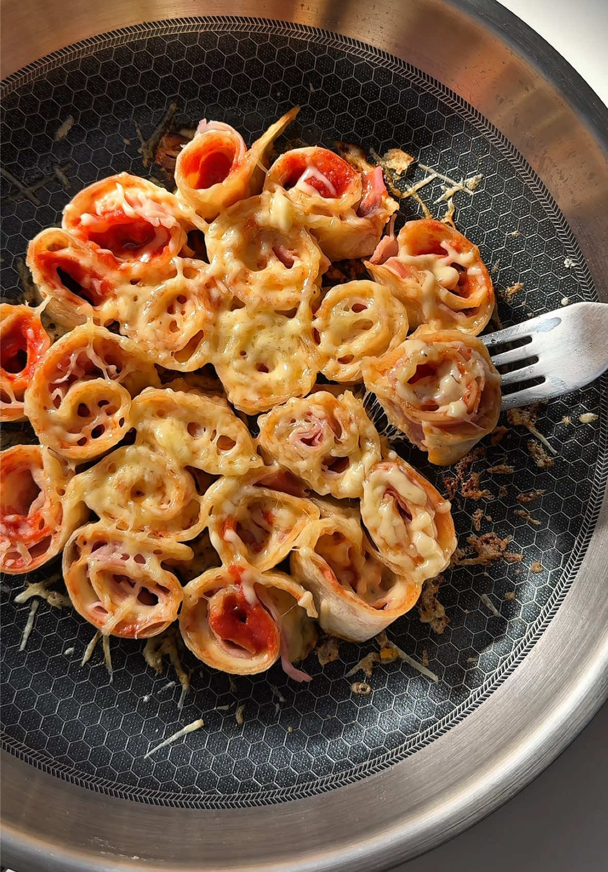 Mini rolls de pizza fáciles y súper rápidos junto a @rapiditasbimbo 🍕 Ingredientes: • Rapiditas clásicas  • Salsa de tomate • Queso en feta • Queso rallado • Jamón cocido Paso a paso: 1- Tomá una Rapidita y esparcí una capa pareja de salsa de tomate. 2- Agregá queso y jamón por encima, cubriendo bien toda la superficie. 3- Enrollá con cuidado y cortá en rodajas de unos 2 a 3 cm. 4- Llevá los mini rolls a una sartén. 5- Sumales un poco más de queso arriba. 6- Tapá la sartén y cociná a fuego bajo durante unos minutos, hasta que el queso esté bien derretido y la base doradita. #Receta #Recipe #recetasfaciles #recetastiktok #rollpizza #pizza #rapiditas #almuerzo #cena #picada 