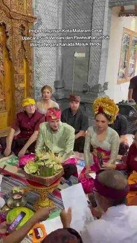 PHDI Pemurnian Kota Mataram Gelar Upacara Sudi Wedani dan Pawiwahan untuk Warga Negara Kanada Masuk Hindu Mataram – Parisada Hindu Dharma Indonesia (PHDI) Pemurnian Kota Mataram kembali menegaskan komitmennya dalam membimbing umat menapaki jalan dharma dengan menggelar upacara Sudi Wedani dan Pawiwahan (Manusa Yadnya) bagi pasangan lintas negara. Salah satu peserta upacara merupakan warga negara Kanada yang dengan tulus memutuskan untuk memeluk agama Hindu. Upacara Sudi Wedani dilangsungkan pada Sabtu, 31 Mei 2025, di Jalan Mekarsari, Gedur Sari, Abiantubuh Baru, Kecamatan Sandubaya, Kota Mataram. Prosesi ini menjadi momen penting bagi Jacob Charles Drover, putra kedua dari pasangan Mr. Steven Drover dan Mrs. Kelly Crocker asal Kanada, sebagai bentuk penyucian diri dan penerimaan resmi ke dalam agama Hindu. Jacob menjalani upacara tersebut dengan penuh ketulusan sebagai bentuk pengakuan atas keyakinannya pada ajaran Sanatana Dharma, yang ditandai dengan pengucapan janji Panca Śraddha. Keesokan harinya, Minggu, 1 Juni 2025, Jacob melangsungkan upacara Pawiwahan atau pernikahan suci dengan Lastri Dwi Dara McDonagh, putri kedua dari pasangan Bapak Gary McDonagh dan Ibu Ni Nengah Sundari. Prosesi ini dipuput oleh seorang Sulinggih dan berlangsung secara khidmat dalam balutan tradisi Hindu Bali yang sarat makna spiritual dan budaya. Acara tersebut turut dihadiri oleh sekitar 50 orang tamu dari Kanada, serta keluarga besar dan tokoh-tokoh umat Hindu setempat. Ketua PHDI Pemurnian Kota Mataram, I Gde Agus Suwana, didampingi Sekretaris I Nyoman Artha Kusuma, menjelaskan bahwa prosesi Sudi Wedani ini melibatkan Pinandita Jero Mangku I Nengah Wenten dari Pura Dalem Karang Jangkong sebagai pemimpin upacara dan saksi spiritual kepada Ida Sang Hyang Widhi Wasa. “PHDI Pemurnian juga berperan dalam verifikasi administratif dan menjadi saksi proses pengucapan Panca Śraddha sebagai syarat utama masuk Hindu,” ujar I Gde Agus Suwana. Sementara itu, Sekretaris PHDI Pemurnian, I Nyoman Artha Kusuma, mengungkapkan bahwa pihaknya telah melakukan verifikasi awal terhadap niat dan ketulusan calon untuk memeluk agama Hindu melalui wawancara dan pembinaan. Pembinaan spiritual dilakukan oleh Ketua PHDI Pemurnian NTB, Pinandita Gde Ir. I Komang Rena, yang dalam pembinaannya menggunakan bahasa Inggris. Ia menegaskan bahwa agama Hindu Dharma Indonesia berlandaskan pada tiga kerangka utama, yakni Tattwa (filsafat), Śīla (etika), dan Upākara (ritual). Ia menekankan bahwa pelaksanaan ritual Hindu bisa dilakukan secara sederhana maupun mewah, sesuai kemampuan, namun tetap bertujuan pada pencapaian mokṣārtham jagathita ya ca iti dharma. “Upacara ini merupakan bukti bahwa agama Hindu bersifat universal dan inklusif. Kami sangat mengapresiasi niat tulus saudara Jacob untuk menjadi bagian dari umat Hindu,” ujar I Gde Agus Suwana. Prosesi ini mendapat sambutan hangat dari masyarakat dan umat Hindu yang hadir, memberikan doa restu kepada pasangan pengantin agar dapat membangun rumah tangga yang harmonis, penuh kedamaian, dan senantiasa berada dalam lindungan Ida Sang Hyang Widhi Wasa.#hindu #nusantara 