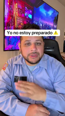Yo no estaba preparado, sin tener radio de emergencia, que carga a mis cosas y que me da luz y lámpara con carga del sol, y también carga con la electricidad que agarró de la palanca dándole vuelta 