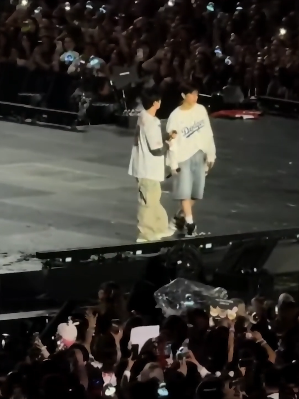 Más juntos que nunca😻🐶☺️. #2min #seungmin #leeknow #straykids #skzstay #friendship #dominate_losangeles 