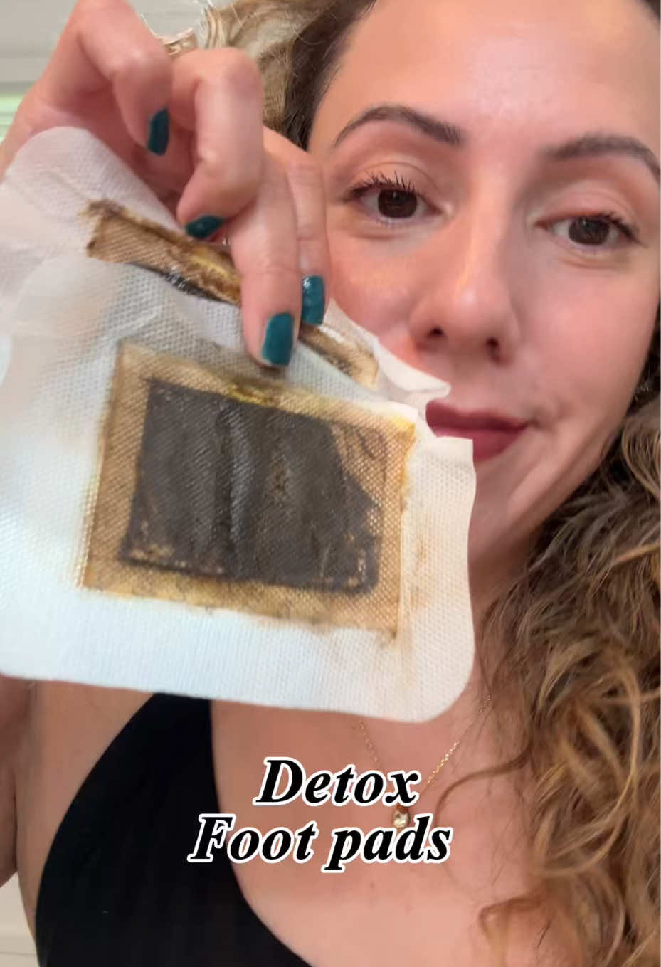 These detox foot pads pull out toxins while you sleep. Packed with magnesium, lavender, and valerian root #DetoxFootPads #BetterSleep #LymphaticDrainage #MagnesiumBenefits #magnesiumforsleep 