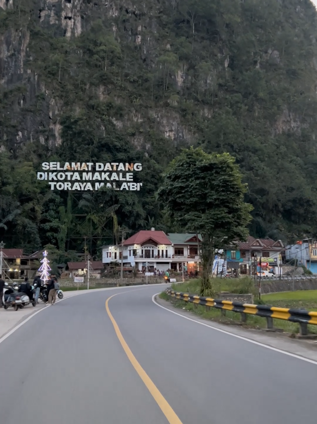Pertama kali ke sini bersama 2 junior, 1 senior dan 1 teman kelas 🔥 #toraja #touring #torajasulawesiselatan #wisatatoraja 