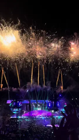 rich because i finally saw this live, thank you coldplay 🥹🌈🌕 @Abitha @sharanya @Shreya Beri  @coldplay #fyp #coldplay #coldplayconcert #coldplaylive #musicofthespheresworldtour #musicofthespheres #moonmusic #skyfullofstars #stanfordstadium #coldplayyellow 