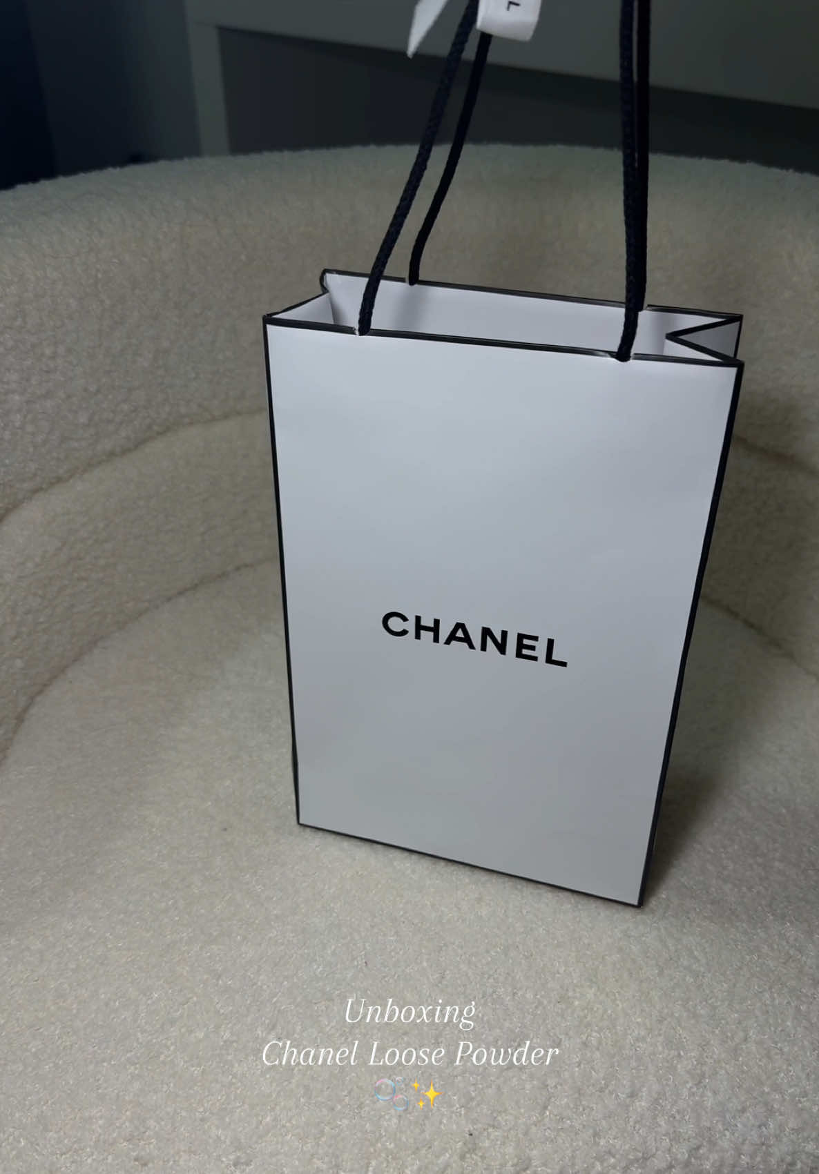 Finally got my hands on the iconic @chanel.beauty loose powder 🖤✨ #chanel #chanelloosepowder #beauty #highendmakeup #highend #chanelbeauty #chanelmakeup #makeup #unboxing #xyzbca 