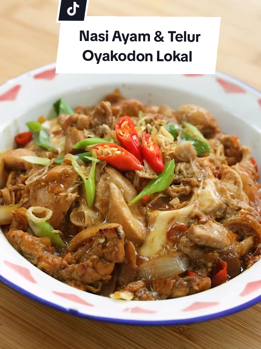 Resep Nasi Ayam & Telur (untuk 1-2 porsi) Bahan marinasi ayam: 150 gr paha ayam filet 1 sdt kaldu ayam bubuk 1/8 sdt merica 1 iris jeruk nipis Bahan lainnya: 2 siung bawang putih ¼ buah bawang bombai 2 butir telur 3 buah cabai rawit merah 2 sdt kecap manis 1 sdm saus tiram 150 ml air 1 sdm minyak 1 batang daun bawang, iris Pelengkap: nasi putih bawang merah goreng Cara membuat: 1. Iris bawang putih, potong besar bawang bombai dan cabai rawit merah 2. Potong-potong ayam kemudian marinasi dengan kaldu ayam bubuk, merica dan perasan jeruk nipis 3. Panaskan sedikit minyak, tumis bawang putih hingga harum kemudian masukkan ayam, masak sesaat di api besar 4. Masukkan bawang bombai dan cabai rawit merah, tumis hingga wangi kemudian masukkan air, kecap manis dan saus tiram, masak hingga mendidih 5. Masukkan telur yang sudah dikocok, masak sesaat kemudian masukkan irisan daun bawang, masak sesaat 6. Nasi ayam telur siap disajikan