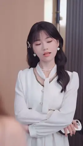 ส่วน 4 | Ep 13 สาวออฟฟิศทะลุมาในโลกนิยายกลาย เป็นคุณหนูเศรษฐี มิหนำย้ำยังมีพี่ชายที่หล่อรวยตั้งสาม พี่ใหญ่ : หยางเผิงเฉิง  นางเอก ML : เฉาเชียนอี เรื่องย่อ📃โจวเนี่ยนบังเอิญทะลุมิติเข้าไปอยู่ในนิยาย กลายเป็นตัวประกอบชื่อเดียวกันที่มีจุดจบอันน่าสงสาร แต่ภายใต้การยั่วยุของนางเอกเดิม เธอกลับประสบความสำเร็จในหน้าที่การงานและได้พบกับครอบครัวที่แท้จริง จนวันหนึ่งมีคนจับภาพได้ว่าเธอเข้าออกคฤหาสน์ของเจ้าพ่อผู้ทรงอิทธิพลแห่งเมืองหลวงได้อย่างอิสระ ชาวเน็ตพากันเม้าท์: “ไม่ต้องอธิบาย เรารู้ นั่นน้องสาวนายแน่!”แต่คุณชายลู่หน้าดำตอบกลับทันที: “นั่นภรรยาผม” #เทรนวันนี้ #ล่าสุด #หนังสั้นจีน #หนังสั้น #หนังจีน #ซีรี่ย์จีน #ซีรี่ยแนะนำ #จีน #fyp #fy 